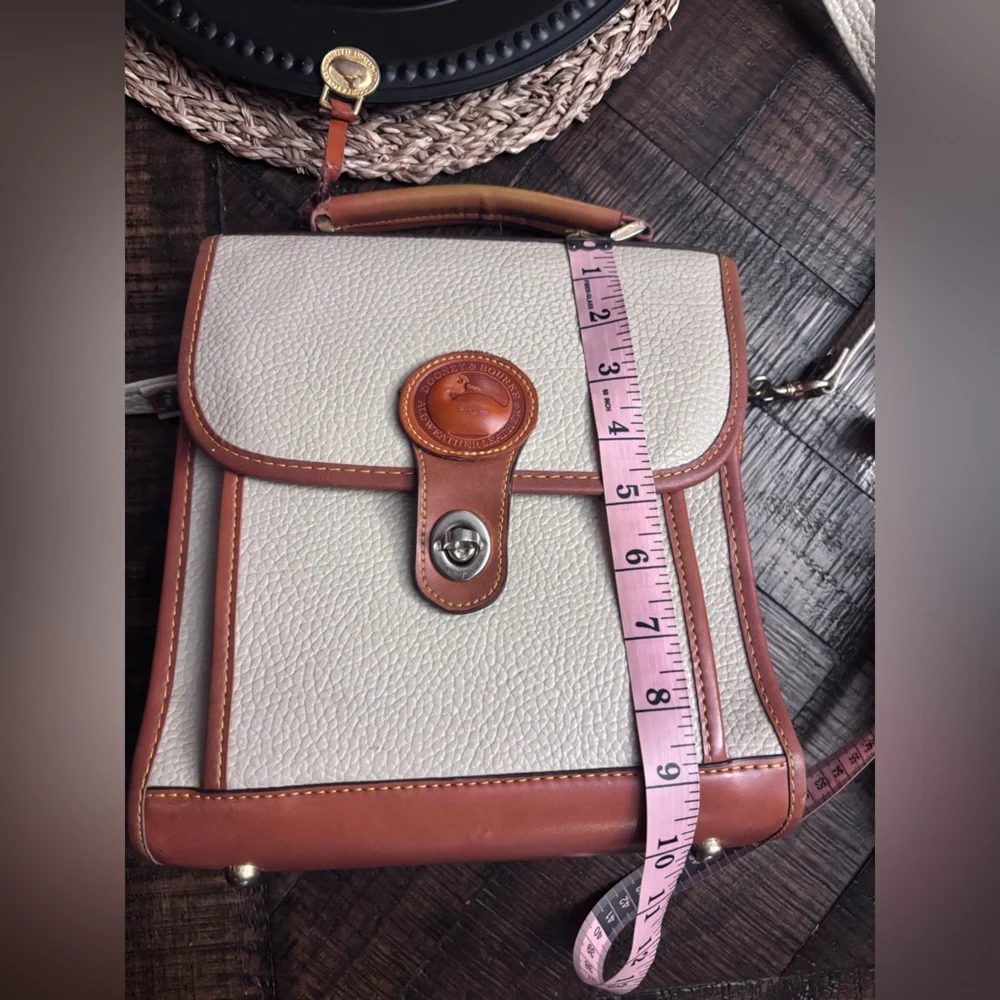 Vintage Dooney & Bourke all  weather leather  crossbody Bag🤩